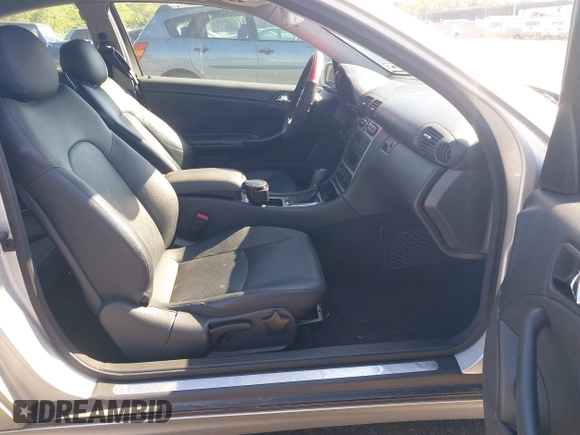 2003 Mercedes-Benz C 230 Kompressor z VIN WDBRN40J73A485209, wystawiony jako IAAI lot #42304130 z przebiegiem 66 209 mil mil oraz . Historia ofert i sprzedaży dostępna na DreamBid. Obrazek 5.