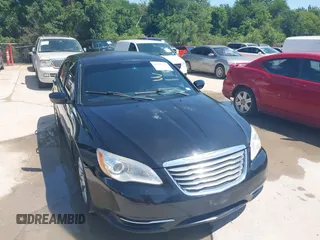 2013 Chrysler 200 Touring z VIN 1C3CCBBGXDN659971, wystawiony jako IAAI lot #42377526 z przebiegiem 139 028 mil mil oraz . Historia ofert i sprzedaży dostępna na DreamBid. Obrazek 1.
