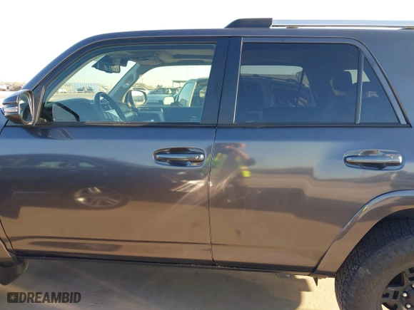 2022 Toyota 4Runner SR5 Premium with VIN JTENU5JR8N5976070, listed as a IAAI auction lot 41020850 with 29,666 mi miles. Bid and sale history available at carsss.com. Image 14.