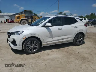 2023 Buick Encore GX Select z VIN KL4MMESL5PB021218, wystawiony jako Copart lot #62673295 z przebiegiem 28 171 mil mil oraz Szkoda całkowita • Salvage title. Historia ofert i sprzedaży dostępna na DreamBid. Obrazek 1.