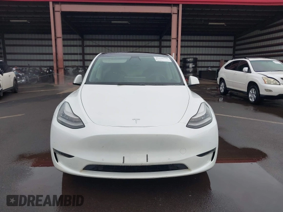2020 Tesla Model Y Long Range z VIN 5YJYGDEE3LF043800, wystawiony jako IAAI lot #41590220 z przebiegiem 62 341 mil mil oraz . Historia ofert i sprzedaży dostępna na DreamBid. Obrazek 13.