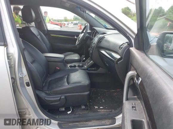 2013 Kia Sorento EX z VIN 5XYKUDA23DG325732, wystawiony jako IAAI lot #42447268 z przebiegiem 233 197 mil mil oraz . Historia ofert i sprzedaży dostępna na DreamBid. Obrazek 5.