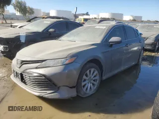 2018 Toyota Camry LE z VIN 4T1B11HK5JU020610, wystawiony jako Copart lot #87935725 z przebiegiem 212 914 mil mil oraz Szkoda całkowita • Salvage title. Historia ofert i sprzedaży dostępna na DreamBid. Obrazek 1.