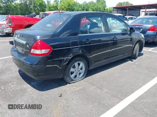 2007 Nissan Versa SL z VIN 3N1BC11E77L409483, wystawiony jako IAAI lot #42525328 z przebiegiem 102 488 mil mil oraz . Historia ofert i sprzedaży dostępna na DreamBid. Obrazek 4.