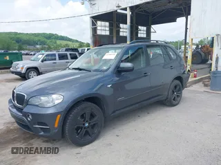 2013 BMW X5 xDrive35i z VIN 5UXZV4C50D0B01294, wystawiony jako IAAI lot #42280518 z przebiegiem 91 804 mil mil oraz . Historia ofert i sprzedaży dostępna na DreamBid. Obrazek 2.