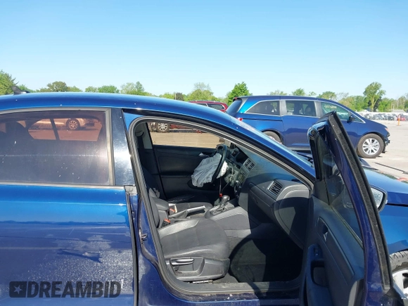 2011 Volkswagen Jetta SE with VIN 3VWDZ7AJ5BM319334, listed as a IAAI auction lot 42275321 with 111,989 mi miles and . Bid and sale history available at DreamBid. Image 5.