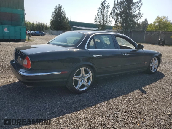 2004 Jaguar XJ R z VIN SAJWA73B44TG20291, wystawiony jako Copart lot #54452375 z przebiegiem 148 491 mil mil oraz Czysty tytuł • Clean title. Historia ofert i sprzedaży dostępna na DreamBid. Obrazek 3.