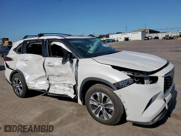 2021 Toyota Highlander XLE with VIN 5TDGZRAH6MS051275, listed as a Copart auction lot 57674685 with 72,302 mi miles and Salvage title. Bid and sale history available at DreamBid. Image 4.