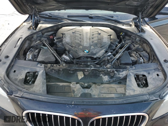 2013 BMW 7 Series 750i xDrive z VIN WBAYB6C50DD223559, wystawiony jako Copart lot #54000435 z przebiegiem 265 821 mil mil oraz Czysty tytuł • Clean title. Historia ofert i sprzedaży dostępna na DreamBid. Obrazek 11.