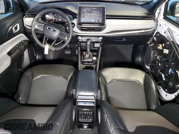 2023 Jeep Compass Latitude z VIN 3C4NJDBN0PT553621, wystawiony jako Copart lot #61347185 z przebiegiem 51 588 mil mil oraz Czysty tytuł • Clean title. Historia ofert i sprzedaży dostępna na DreamBid. Obrazek 8.