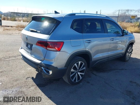 2024 Volkswagen Taos SE z VIN 3VVEX7B21RM001601, wystawiony jako IAAI lot #41406215 z przebiegiem 8 557 mil mil oraz . Historia ofert i sprzedaży dostępna na DreamBid. Obrazek 4.