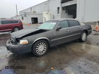 2005 Lincoln Town Car Signature с VIN 1LNHM81W55Y657017, выставлен на аукционе Copart как лот 58830425 с пробегом 200 289 миль миль и Списание • Salvage title. История ставок и продаж доступна на DreamBid. Изображение 1.