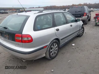 2000 Volvo V40 z VIN YV1VW2554YF430377, wystawiony jako IAAI lot #40954938 z przebiegiem 117 378 mil mil oraz . Historia ofert i sprzedaży dostępna na DreamBid. Obrazek 4.