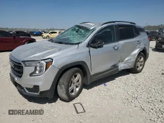 2022 GMC Terrain SLE z VIN 3GKALMEV0NL165617, wystawiony jako Copart lot #50179315 z przebiegiem 105 262 mil mil oraz Szkoda całkowita • Salvage title. Historia ofert i sprzedaży dostępna na DreamBid. Obrazek 1.