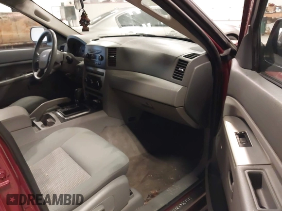 2007 Jeep Grand Cherokee Laredo with VIN 1J8GR48K97C631672, listed as a IAAI auction lot 41520054 with 231,576 mi miles. Bid and sale history available at carsss.com. Image 5.