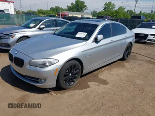 2013 BMW 5 Series 528i xDrive z VIN WBAXH5C50DD107881, wystawiony jako IAAI lot #42279780 z przebiegiem 205 890 mil mil oraz . Historia ofert i sprzedaży dostępna na DreamBid. Obrazek 2.