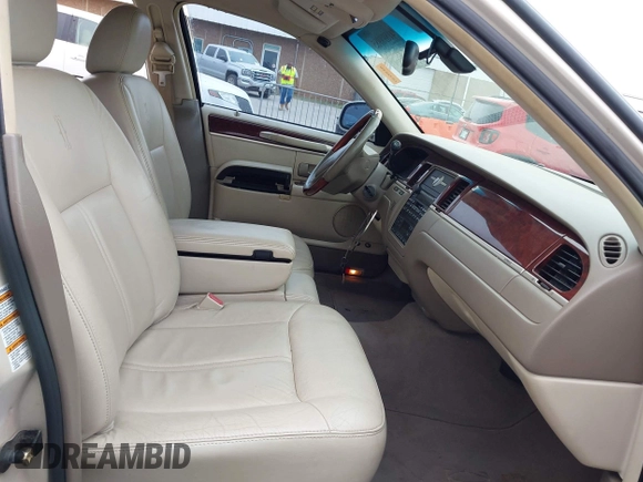 2003 Lincoln Town Car Cartier z VIN 1LNHM83W03Y656352, wystawiony jako IAAI lot #41898985 z przebiegiem 112 712 mil mil oraz . Historia ofert i sprzedaży dostępna na DreamBid. Obrazek 5.