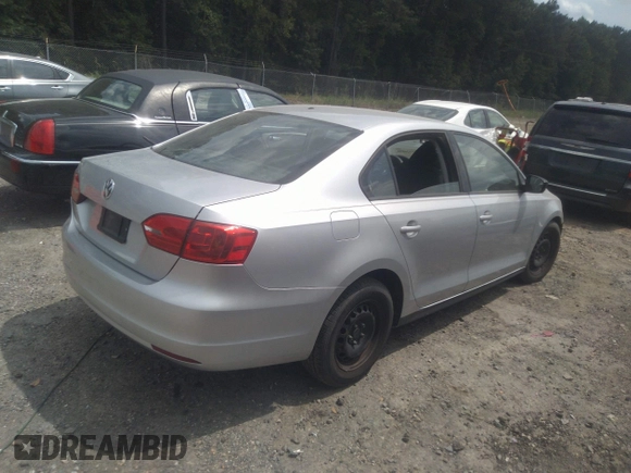 2014 Volkswagen Jetta S z VIN 3VW2K7AJXEM355536, wystawiony jako IAAI lot #37320896 z przebiegiem 129 450 mil mil oraz . Historia ofert i sprzedaży dostępna na DreamBid. Obrazek 4.