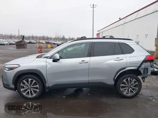 2023 Toyota Corolla Cross XLE z VIN 7MUDAABG0PV077852, wystawiony jako IAAI lot #41313640 z przebiegiem 23 201 mil mil oraz . Historia ofert i sprzedaży dostępna na DreamBid. Obrazek 15.