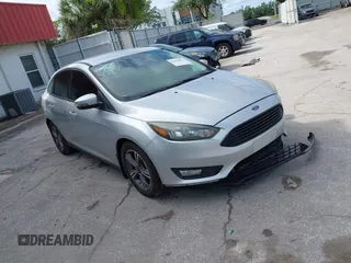 2016 Ford Focus SE z VIN 1FADP3FE3GL280819, wystawiony jako IAAI lot #42430412 z przebiegiem 105 134 mil mil oraz . Historia ofert i sprzedaży dostępna na DreamBid. Obrazek 1.