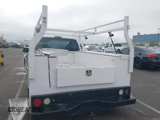 2004 Ford F-250 XL z VIN 1FTNF20L64EE05962, wystawiony jako IAAI lot #41103571 z przebiegiem Nie podano mil oraz . Historia ofert i sprzedaży dostępna na DreamBid. Obrazek 15.