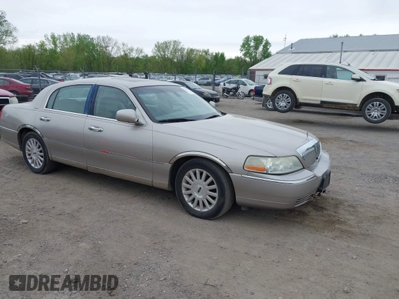 2003 Lincoln Town Car Signature z VIN 1LNHM82W03Y615785, wystawiony jako IAAI lot #42158434 z przebiegiem 121 311 mil mil oraz . Historia ofert i sprzedaży dostępna na DreamBid. Obrazek 1.