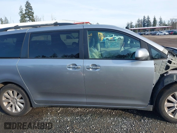 2011 Toyota Sienna XLE with VIN 5TDDK3DC9BS019003, listed as a IAAI auction lot 41359834 with 1 mi miles. Bid and sale history available at carsss.com. Image 14.