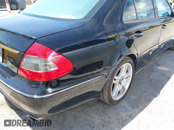2007 Mercedes-Benz E 550 z VIN WDBUF72X57B021832, wystawiony jako IAAI lot #42383326 z przebiegiem 136 460 mil mil oraz . Historia ofert i sprzedaży dostępna na DreamBid. Obrazek 6.