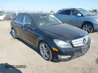 2013 Mercedes-Benz C 250 Sport z VIN WDDGF4HB9DR274623, wystawiony jako IAAI lot #42454520 z przebiegiem 142 991 mil mil oraz . Historia ofert i sprzedaży dostępna na DreamBid. Obrazek 1.