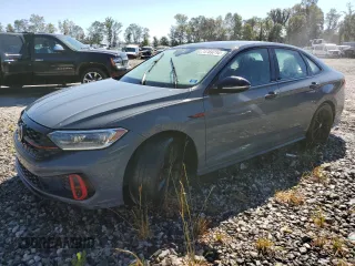 2024 Volkswagen Jetta GLI 40th Anniversary Edition z VIN 3VW9T7BU7RM027842, wystawiony jako Copart lot #74769714 z przebiegiem Nie podano mil oraz Nie do naprawy • Non repairable. Historia ofert i sprzedaży dostępna na DreamBid. Obrazek 1.