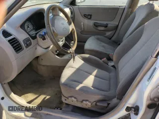 2000 Hyundai Accent z VIN KMHCG45G0YU084004, wystawiony jako Copart lot #42980585 z przebiegiem 167 545 mil mil oraz Czysty tytuł • Clean title. Historia ofert i sprzedaży dostępna na DreamBid. Obrazek 7.