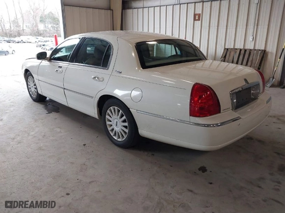 2005 Lincoln Town Car Signature Limited with VIN 1LNHM82W15Y638737, listed as a IAAI auction lot 41764583 with 99,875 mi miles. Bid and sale history available at carsss.com. Image 3.