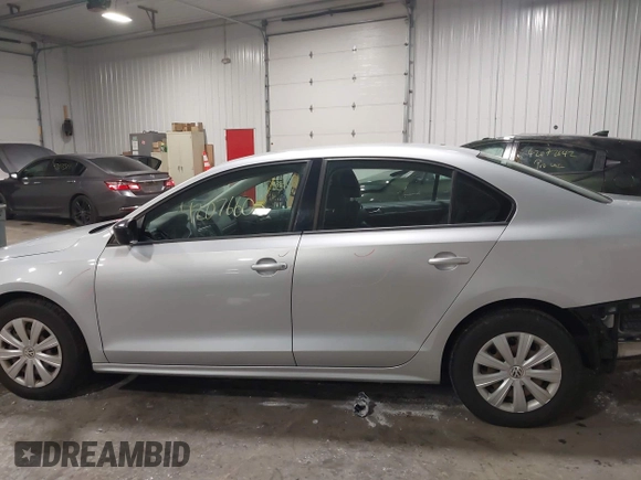 2014 Volkswagen Jetta S z VIN 3VW2K7AJXEM208116, wystawiony jako IAAI lot #42076606 z przebiegiem 118 917 mil mil oraz . Historia ofert i sprzedaży dostępna na DreamBid. Obrazek 15.