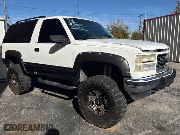 1993 GMC Yukon with VIN 1GKEK18K9PJ718702, listed as a Copart auction lot 82847154 with 103,848 mi miles and Clean Title. Bid and sale history available at carsss.com. Image 1.