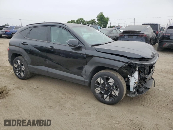 2024 Hyundai Kona SEL z VIN KM8HBCAB9RU159499, wystawiony jako Copart lot #60731815 z przebiegiem 26 835 mil mil oraz Szkoda całkowita • Salvage title. Historia ofert i sprzedaży dostępna na DreamBid. Obrazek 4.