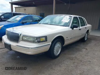 1997 Lincoln Town Car Cartier z VIN 1LNLM83W9VY687984, wystawiony jako IAAI lot #42234200 z przebiegiem 240 443 mil mil oraz . Historia ofert i sprzedaży dostępna na DreamBid. Obrazek 2.
