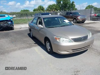 2002 Toyota Camry XLE z VIN 4T1BF32K62U032773, wystawiony jako IAAI lot #42497591 z przebiegiem 130 100 mil mil oraz . Historia ofert i sprzedaży dostępna na DreamBid. Obrazek 1.
