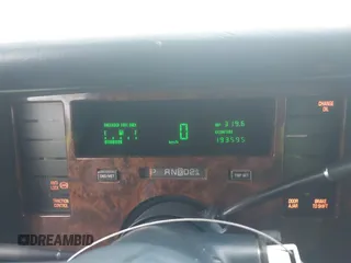 1993 Cadillac Fleetwood z VIN 1G6DW527XPR723385, wystawiony jako IAAI lot #41925057 z przebiegiem 193 595 mil mil oraz . Historia ofert i sprzedaży dostępna na DreamBid. Obrazek 7.