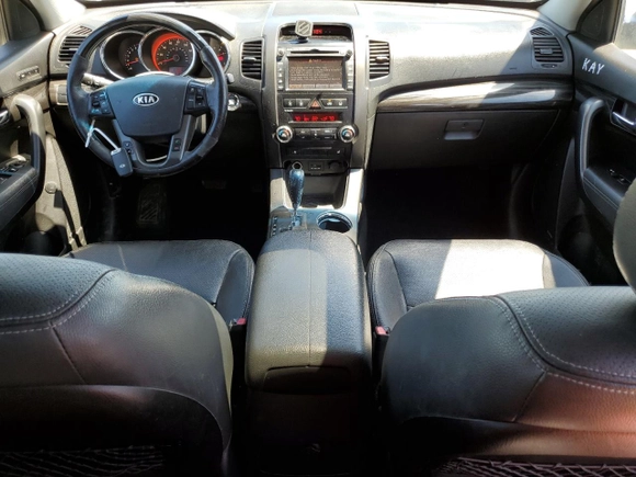 2013 Kia Sorento SX z VIN 5XYKW4A29DG382771, wystawiony jako Copart lot #55823745 z przebiegiem 279 700 mil mil oraz Szkoda całkowita • Salvage title. Historia ofert i sprzedaży dostępna na DreamBid. Obrazek 8.