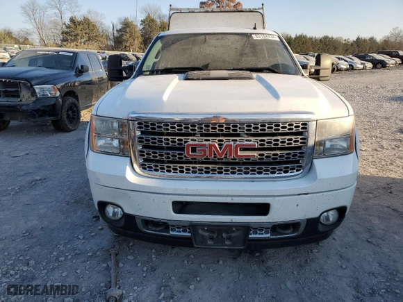 2011 GMC Sierra 2500HD Denali with VIN 1GT125CG4BF136605, listed as a Copart auction lot 83184234 with 221,476 mi miles and Salvage Title. Bid and sale history available at carsss.com. Image 5.