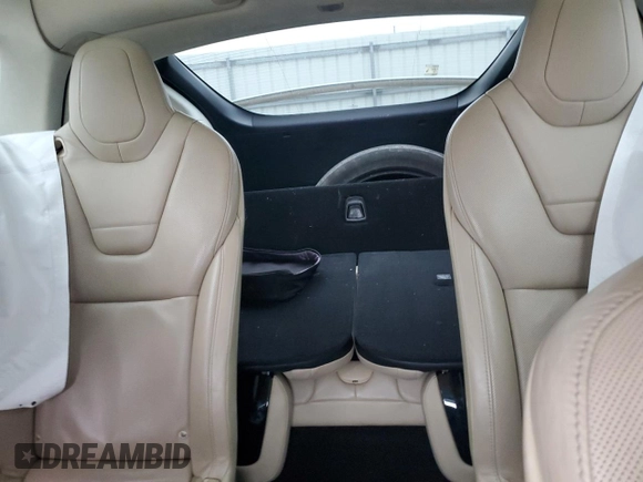 2016 Tesla Model X 70D z VIN 5YJXCBE25GF016928, wystawiony jako Copart lot #83615564 z przebiegiem Nie podano mil oraz Szkoda całkowita • Salvage title. Historia ofert i sprzedaży dostępna na DreamBid. Obrazek 10.