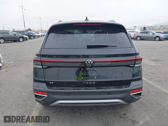 2025 Volkswagen Taos z VIN 3VVSC7B22SM011056, wystawiony jako IAAI lot #41889662 z przebiegiem 75 mil mil oraz . Historia ofert i sprzedaży dostępna na DreamBid. Obrazek 17.