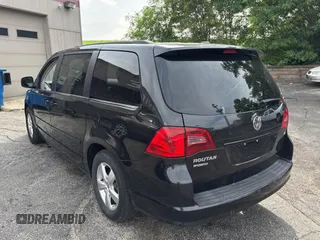 2011 Volkswagen Routan SE z VIN 2V4RW3DG6BR803179, wystawiony jako Copart lot #61144745 z przebiegiem 151 556 mil mil oraz Czysty tytuł • Clean title. Historia ofert i sprzedaży dostępna na DreamBid. Obrazek 3.