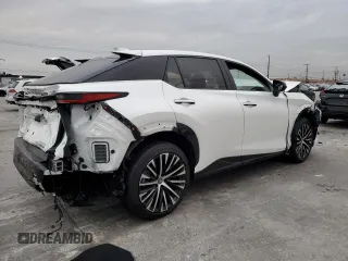 2023 Lexus RZ 450e Premium z VIN JTJAAAAB5PA009849, wystawiony jako Copart lot #81161103 z przebiegiem 4056 mil mil oraz . Historia ofert i sprzedaży dostępna na DreamBid. Obrazek 3.