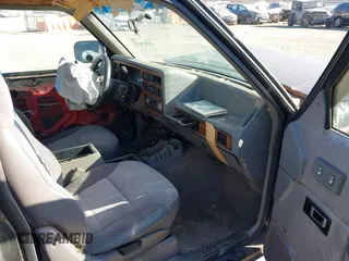 1994 Dodge Dakota z VIN 1B7GL23Y3RS666631, wystawiony jako IAAI lot #41767014 z przebiegiem 236 956 mil mil oraz . Historia ofert i sprzedaży dostępna na DreamBid. Obrazek 5.