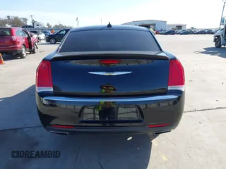 2016 Chrysler 300 Anniversary Edition z VIN 2C3CCAAG5GH313920, wystawiony jako IAAI lot #41712003 z przebiegiem 132 127 mil mil oraz . Historia ofert i sprzedaży dostępna na DreamBid. Obrazek 16.