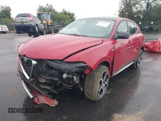 2024 Alfa Romeo Tonale Ti z VIN ZASPATCW0R3052144, wystawiony jako IAAI lot #40610942 z przebiegiem 6451 mil mil oraz . Historia ofert i sprzedaży dostępna na DreamBid. Obrazek 2.