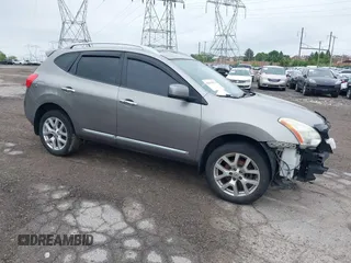 2011 Nissan Rogue SV z VIN JN8AS5MV9BW683869, wystawiony jako IAAI lot #42192522 z przebiegiem 128 743 mil mil oraz . Historia ofert i sprzedaży dostępna na DreamBid. Obrazek 1.