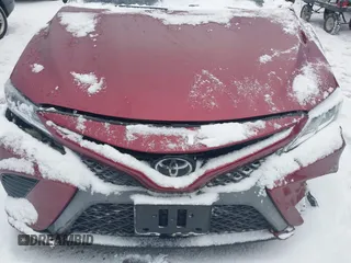 2018 Toyota Camry LE z VIN 4T1B11HK8JU521359, wystawiony jako IAAI lot #41148296 z przebiegiem 104 648 mil mil oraz . Historia ofert i sprzedaży dostępna na DreamBid. Obrazek 1.
