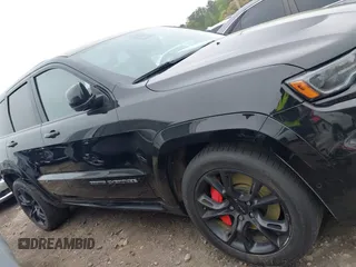 2017 Jeep Grand Cherokee SRT z VIN 1C4RJFDJ7HC683240, wystawiony jako IAAI lot #41919995 z przebiegiem 122 030 mil mil oraz . Historia ofert i sprzedaży dostępna na DreamBid. Obrazek 13.